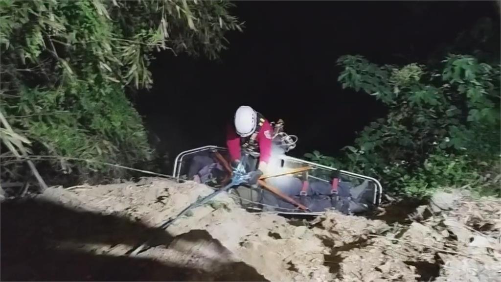 台南六甲山區傳人車摔50米邊坡　駕駛繫安全帶保命