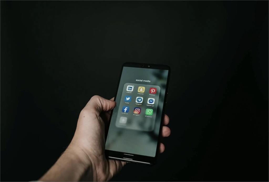 過馬路「側方機車全隱形」!早發青光眼 黑暗中滑手機要不得