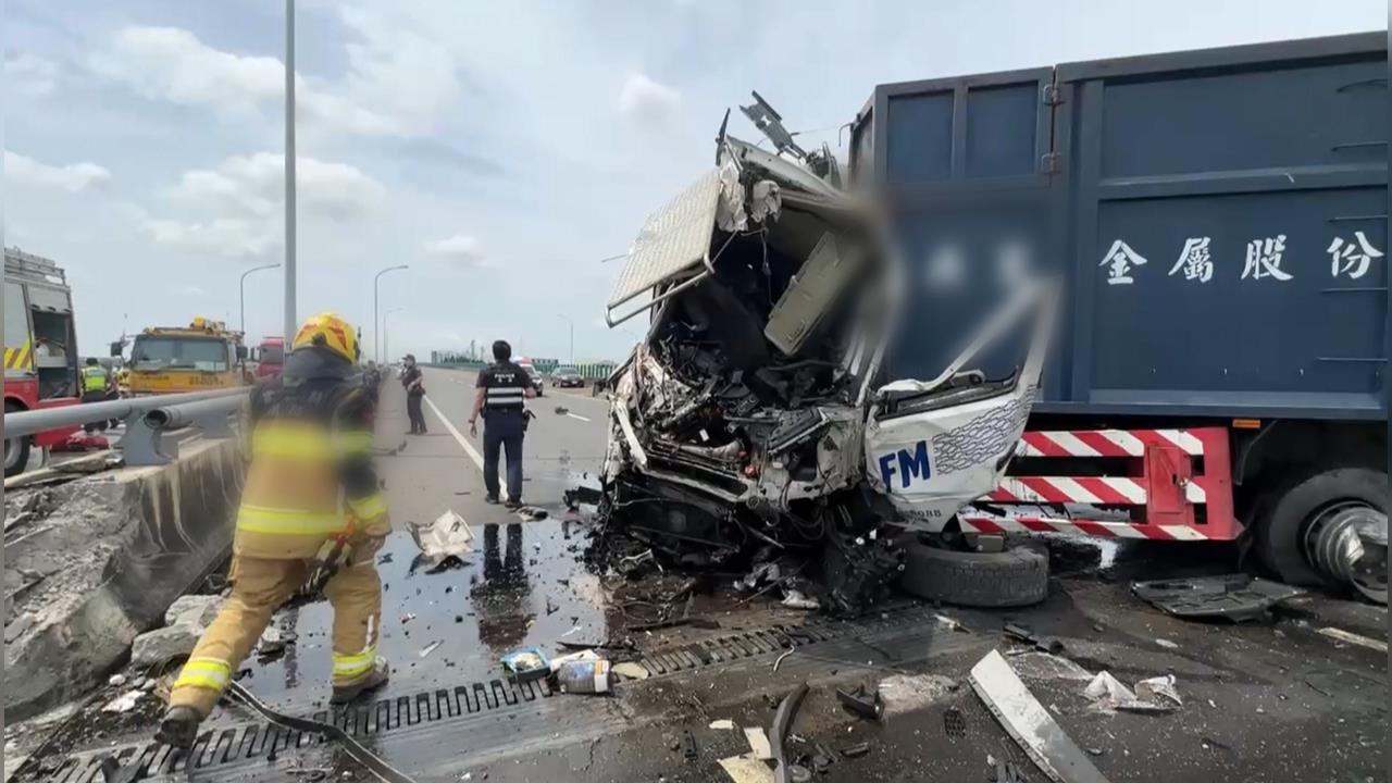 台７８線貨櫃車曳引車相撞　火燒車灌救！３人受傷送醫