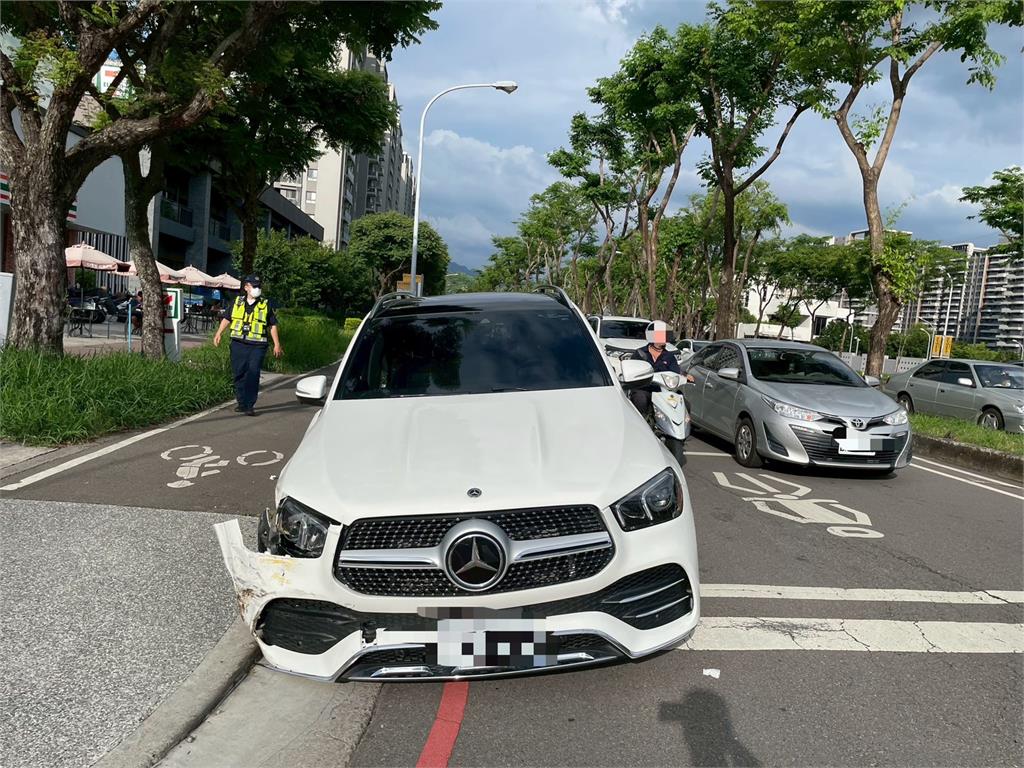 當碰碰車？酒駕男開租賃車上路　連撞路邊6汽車、17機車