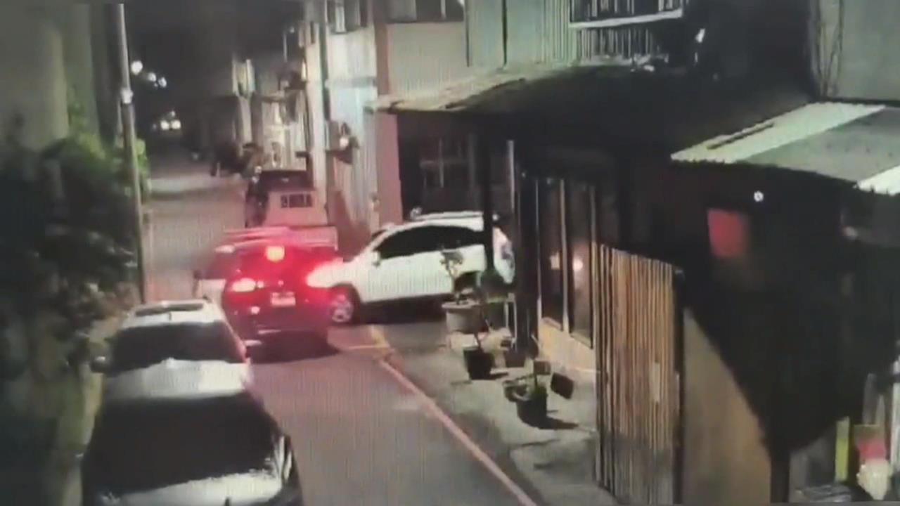 巷口被休旅車撞上　警車追查失竊機車案意外出車禍
