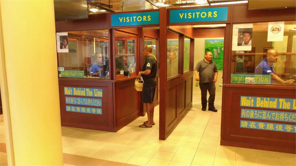 快新聞／「旅遊泡泡」帛琉機場演練畫面曝光！ 在地居民模擬排隊採檢人潮