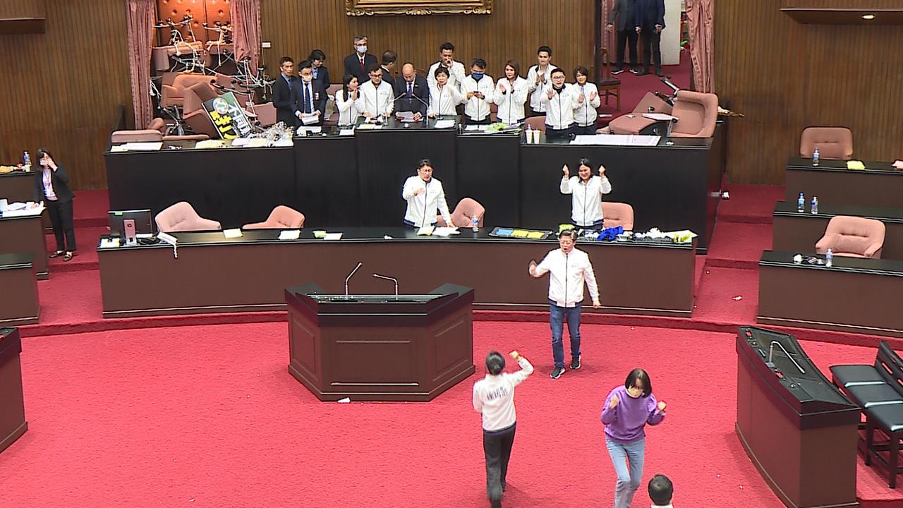 藍白強過財劃法出大包　綠委喊話政院「別背鍋善後」