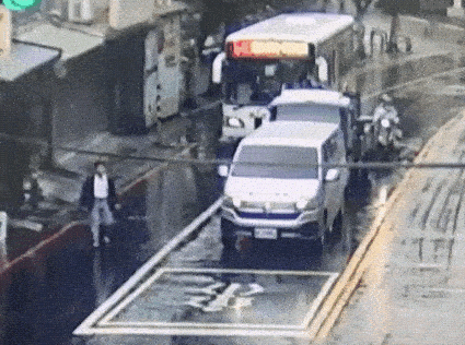 最新／新店62歲男「切西瓜」遭復康巴士撞　慘捲車底命危急救中