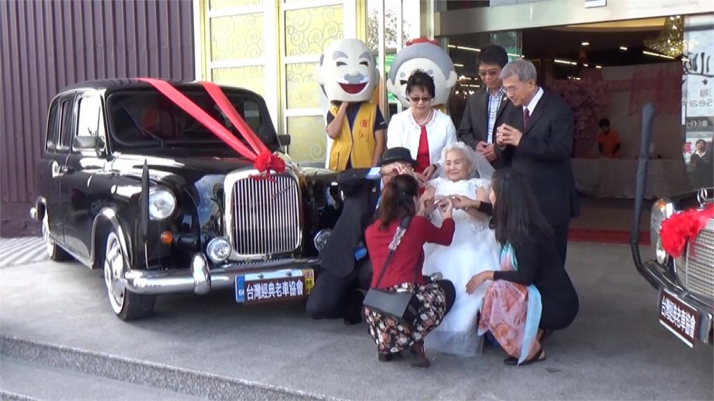 披婚紗、搭總統禮賓車 87歲阿嬤圓青春婚禮夢