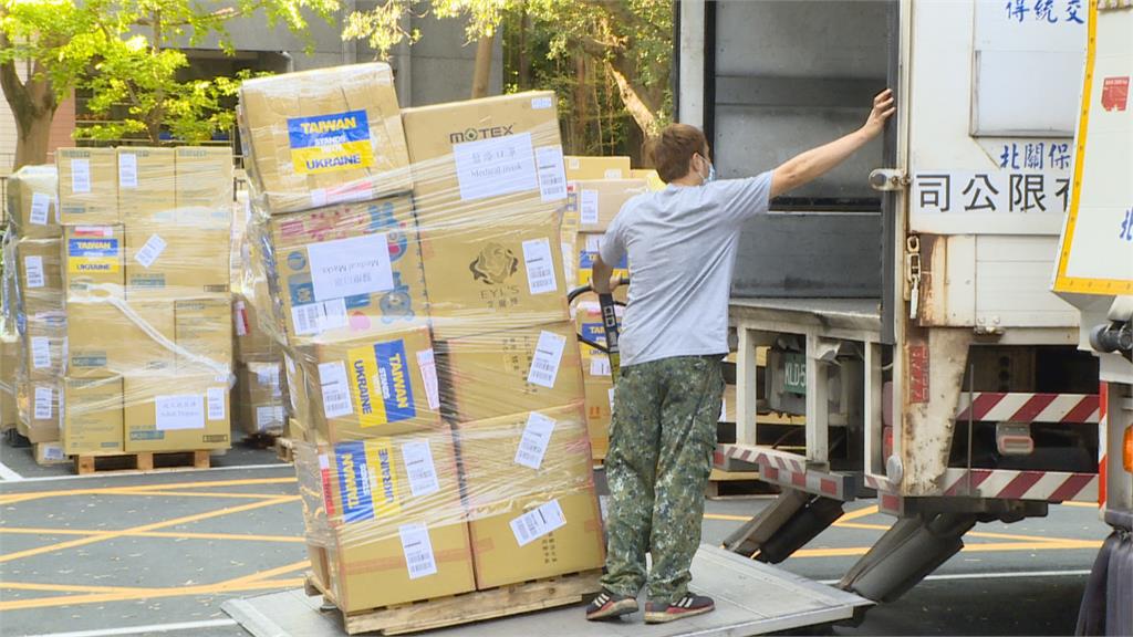 2萬箱物資送烏克蘭　400志工不休假忙打包