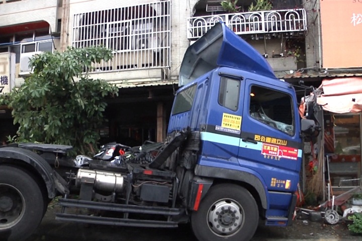 貨櫃車雨中打滑 住戶轎車慘被壓扁