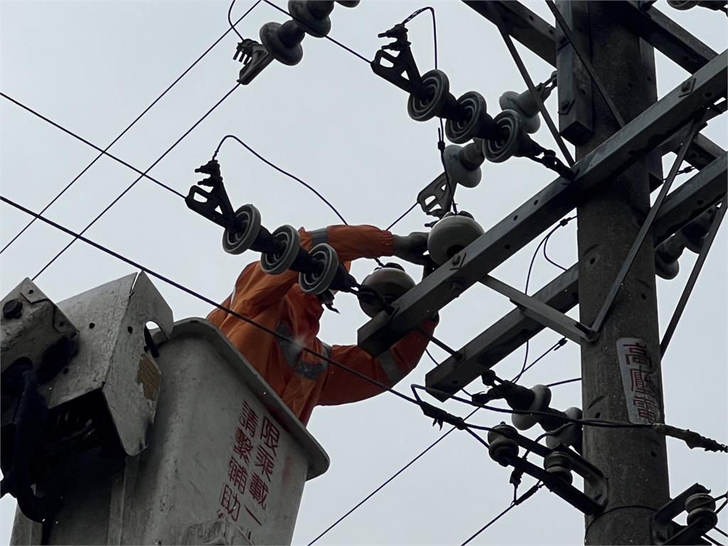 快新聞／超罕見！小犬颱風致彰雲嘉「鹽塵害」 　台電增援近200人復電時程出爐