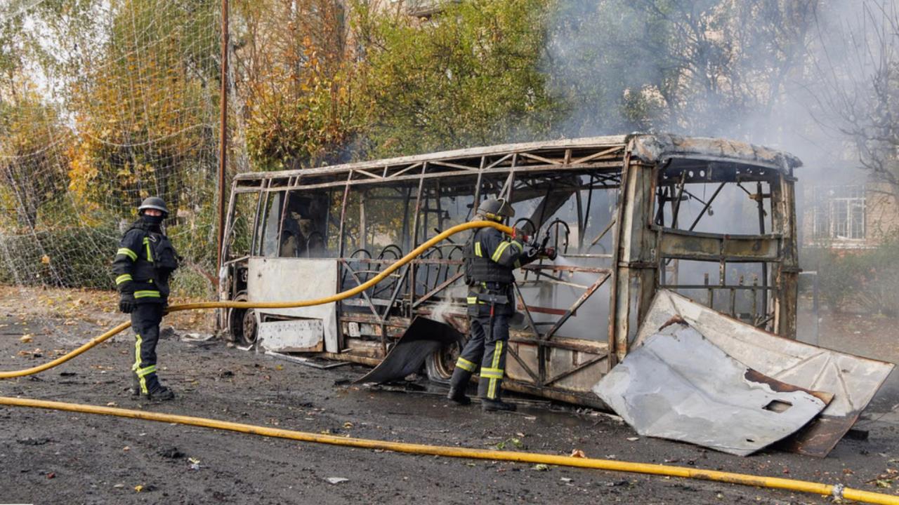 等公車遭炸飛！俄軍襲擊烏克蘭公車站　33人慘死遺體散落街頭