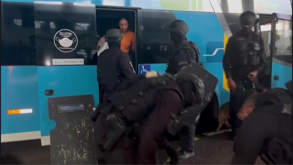 <em>巴西</em>「巴士挾持」頻傳！　1男開槍挾持乘客、司機3小時
