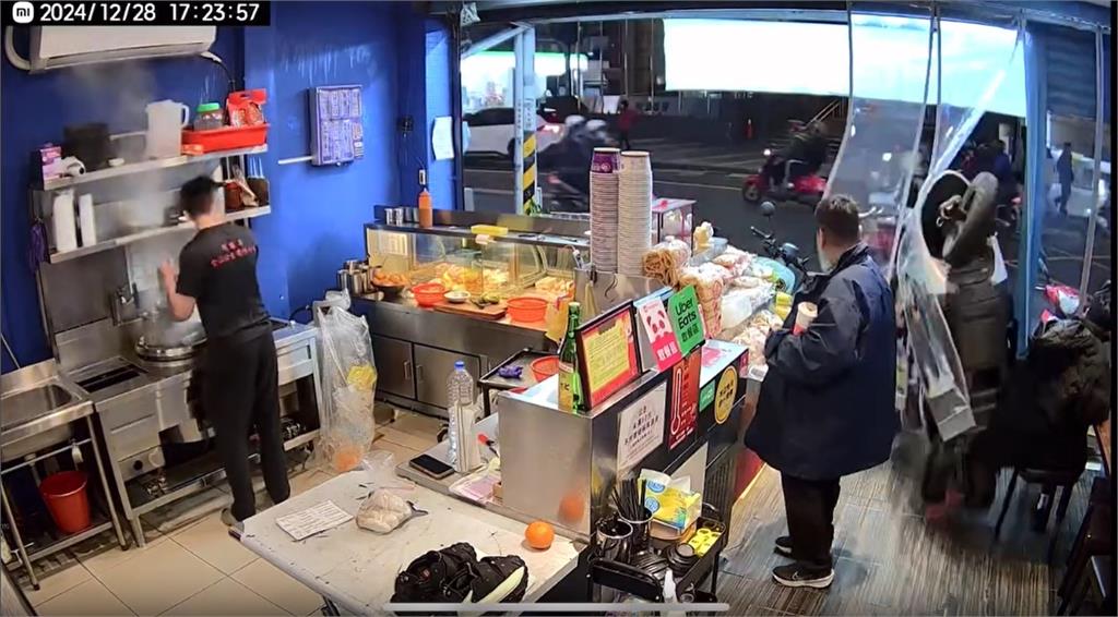 騎士誤催油門整車翹孤輪　暴衝撞進滷味店家