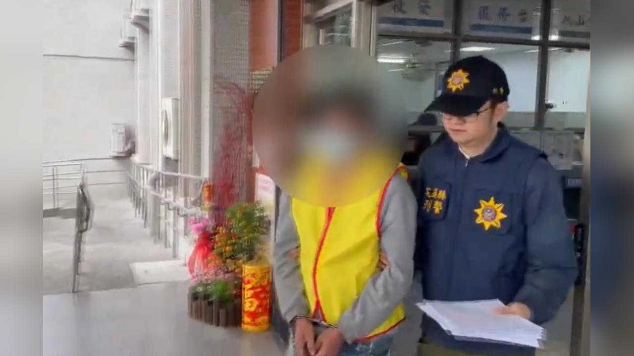 快新聞/抓到了!花蓮洗錢通緝犯小吃店嗨唱 員警臨檢直接GG了