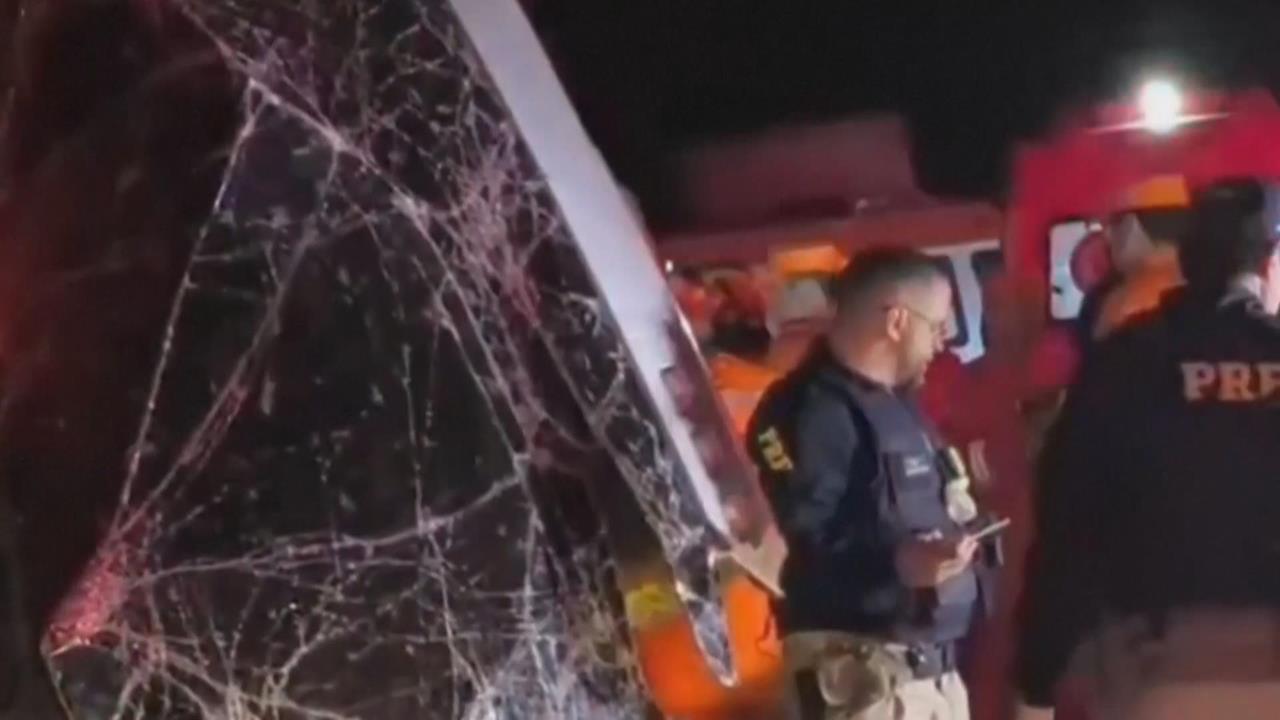 巴西客運失控逆向撞邊坡翻覆　至少17死　當地州長發文哀悼