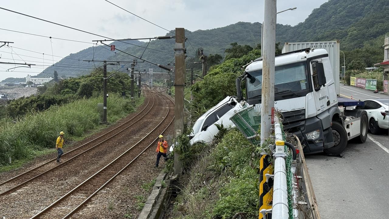 台2線驚悚車禍! 貨櫃聯結車失控衝撞 休旅車變形卡邊坡