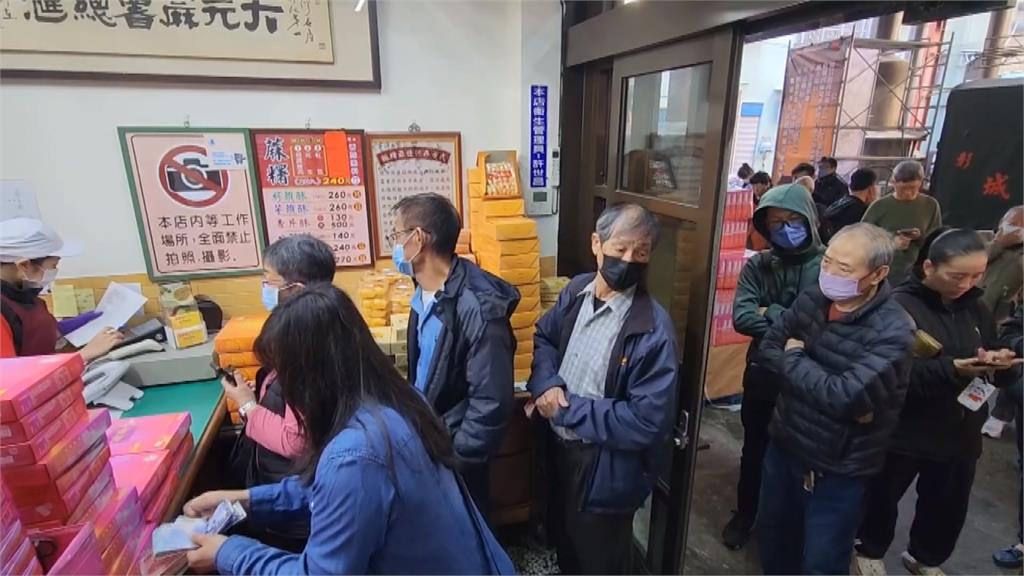拜麻糬「黏錢」！　頭牙拜土地公最夯供品大排長龍