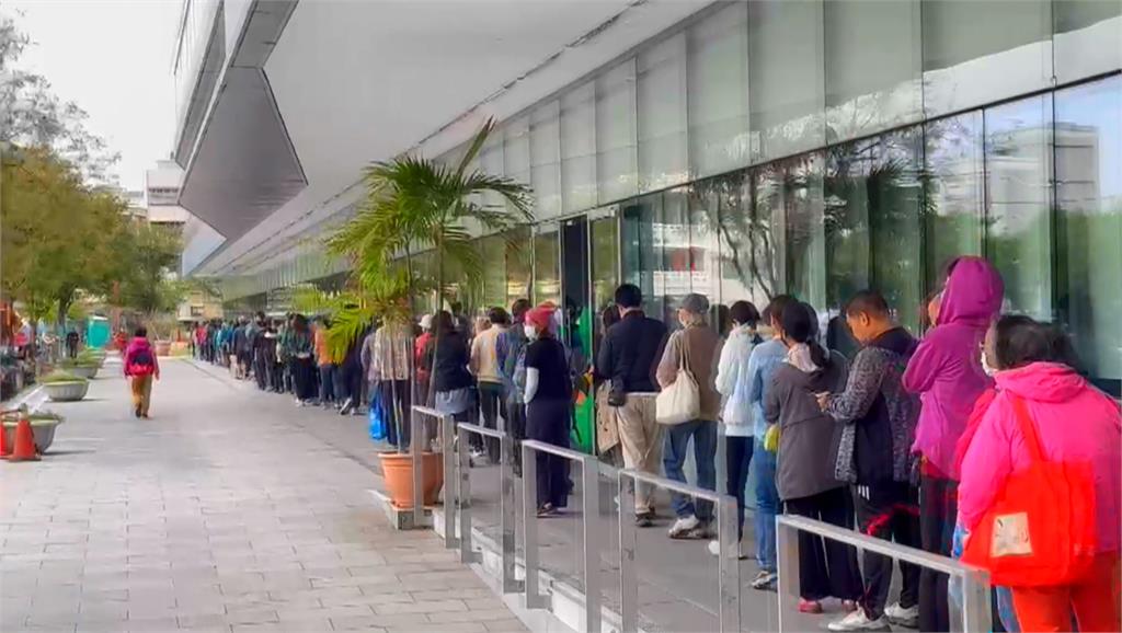 高雄水果月曆超搶手　排隊人潮「繞市府好幾圈」
