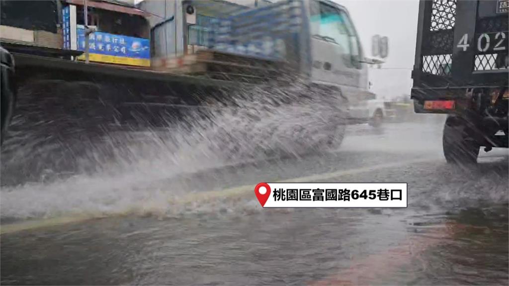 雨彈炸桃園　轎車過地下道「險滅頂」