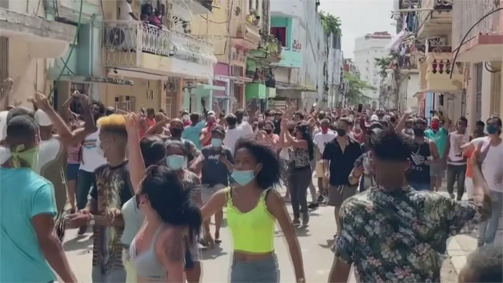 受不了政府防疫無作為！古巴群眾湧上街頭示威