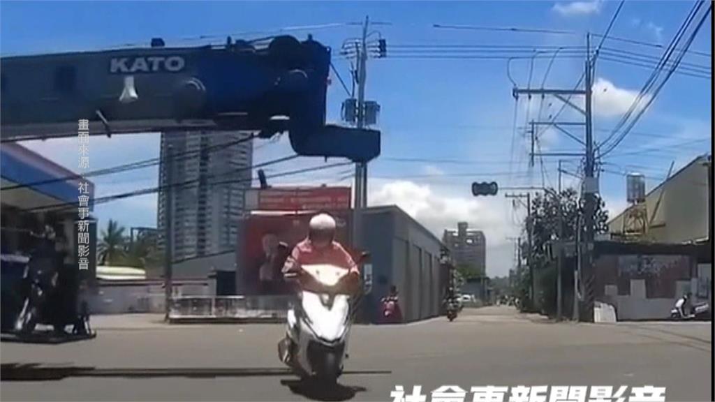 逃過一劫！險遭「違規吊臂車」撞上　騎士「低頭閃躲」逃生畫面曝光