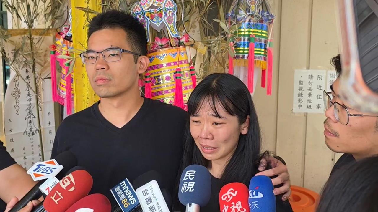 快新聞／女大生母親陪同上香！台南女警姐姐哽咽：誰來牽我妹妹的手…
