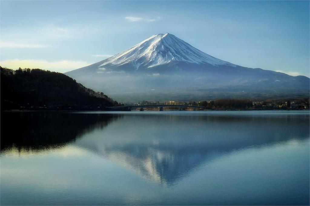 中國遊客登頂富士山「照騙」廢到笑　台日網友狂酸：比哥吉拉還大