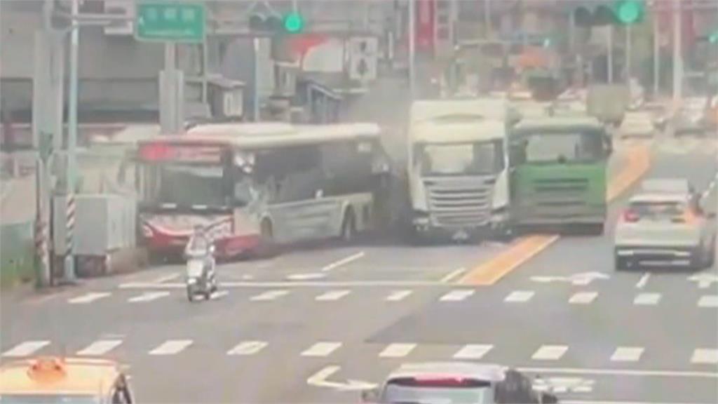 桃園重大車禍！砂石車撞客運波及變電箱　釀６傷、逾５百戶停電