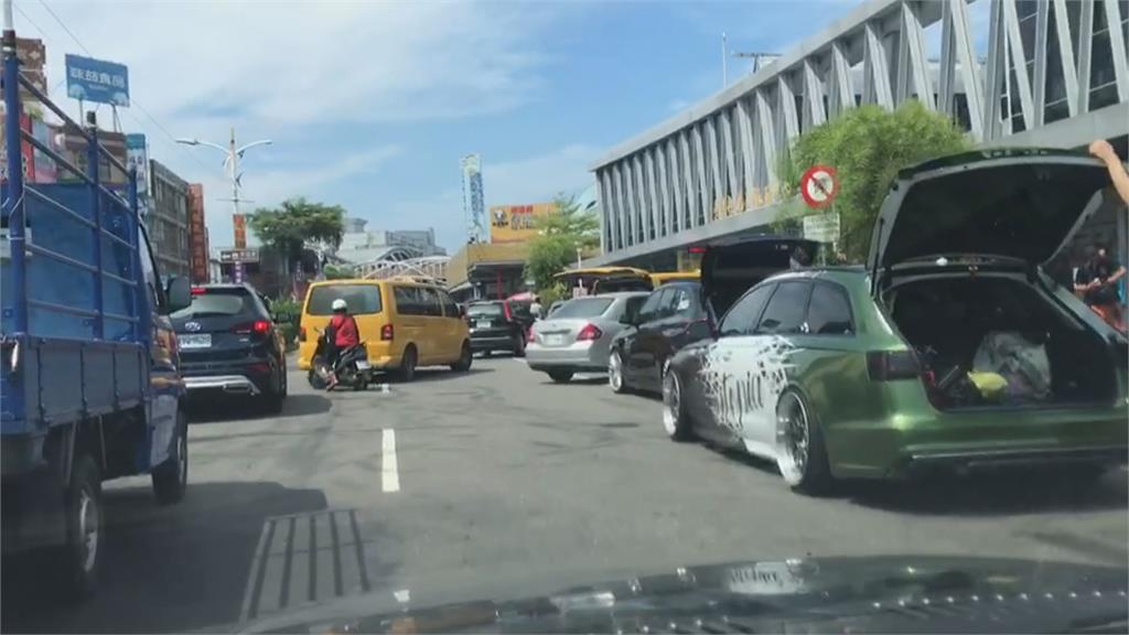 小琉球夯爆東港碼頭亂 停車業者路中間攬客