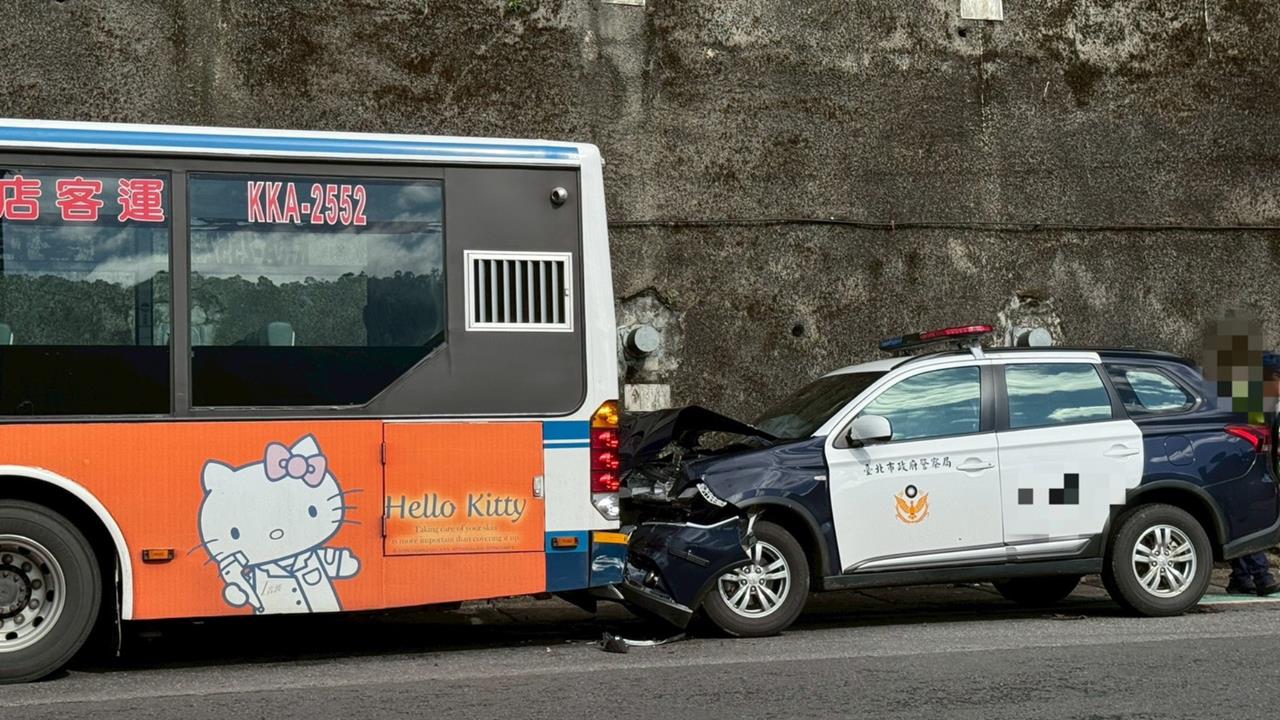 新店驚傳警車追撞!公車駕駛尿急停紅線 員警恍神碰撞「車頭全毀」畫面曝光