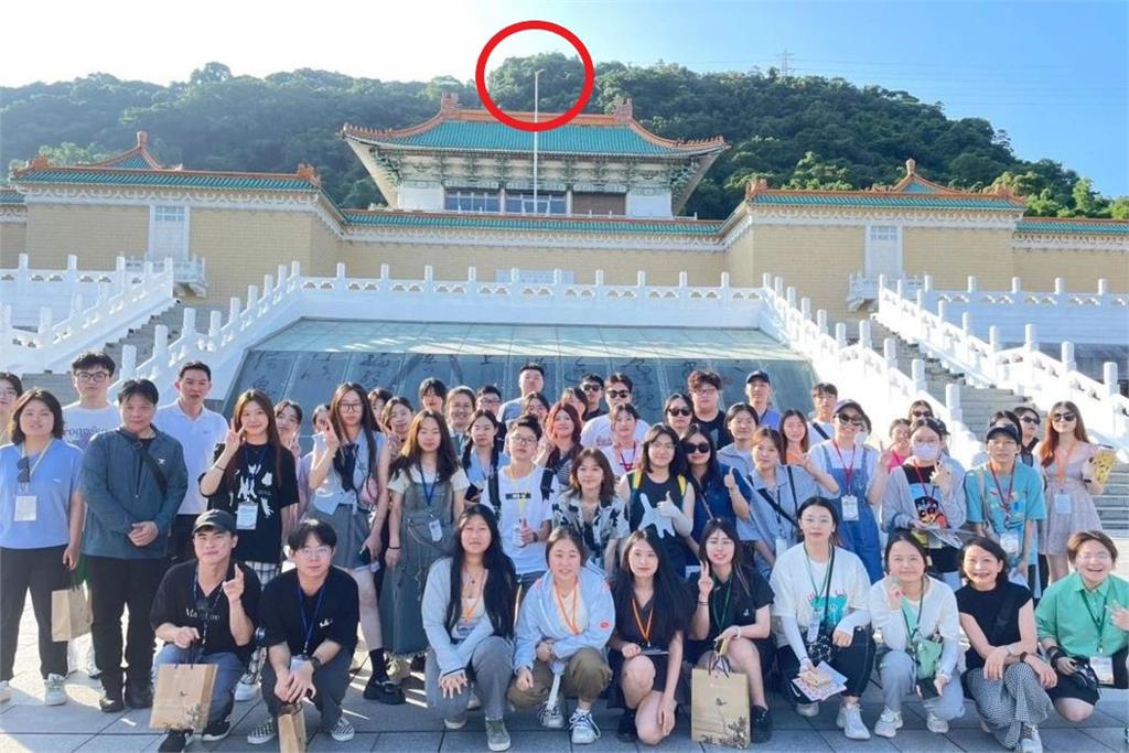 中國學生訪故宮照「我國旗竟消失」！他揭2關鍵質疑：來台為這事？