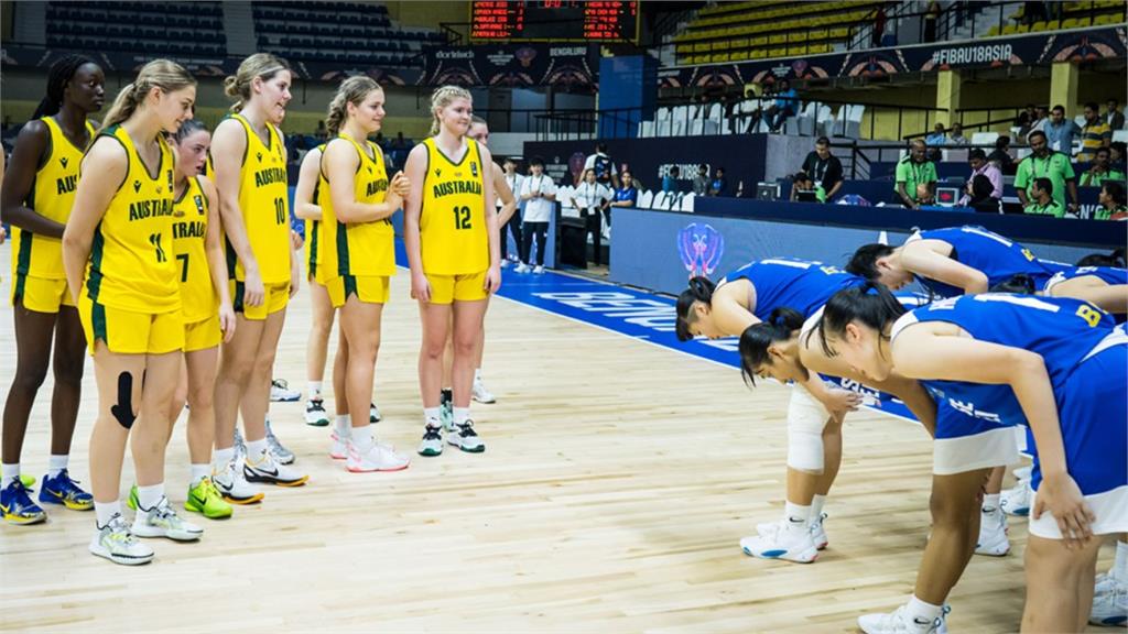U18台灣女籃惜敗澳洲「90度鞠躬」向對手致意！打出風度網讚翻