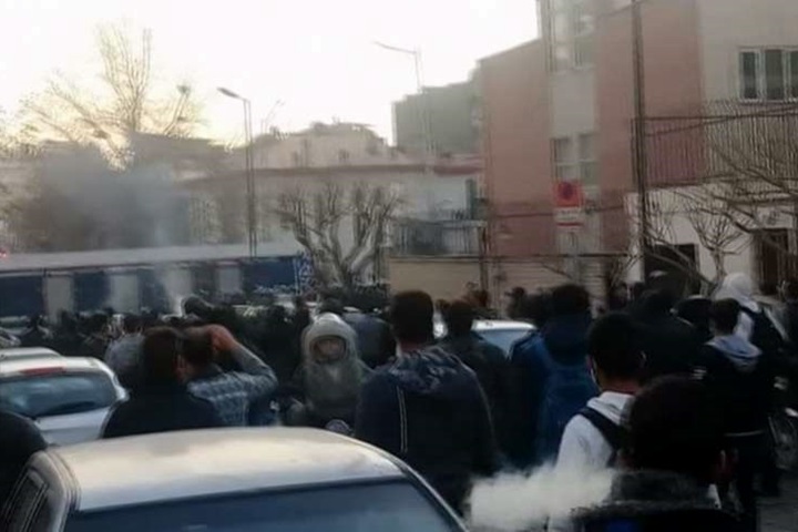 伊朗民眾抗議貪腐 竟遭維安部隊擊斃