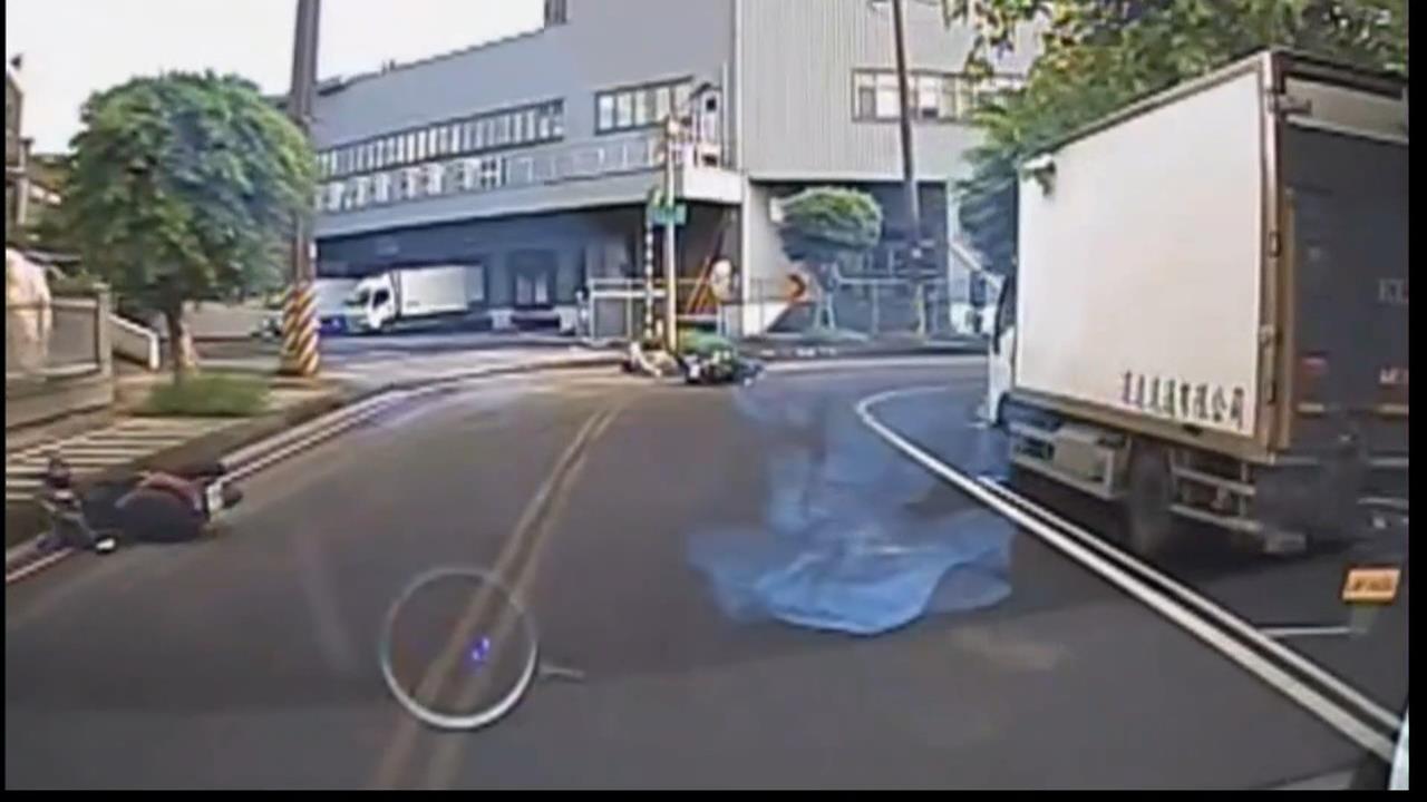 桃園中壢疑曳引車漏油　6騎士行經滑倒慘摔車