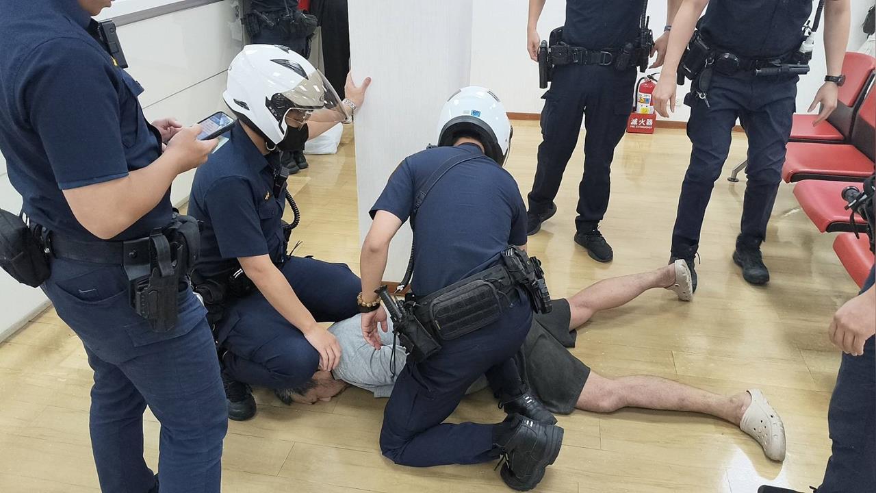 快新聞／板橋某銀行驚傳搶案！莽男持剪刀衝入「奪現金逾30萬」現場情形曝光