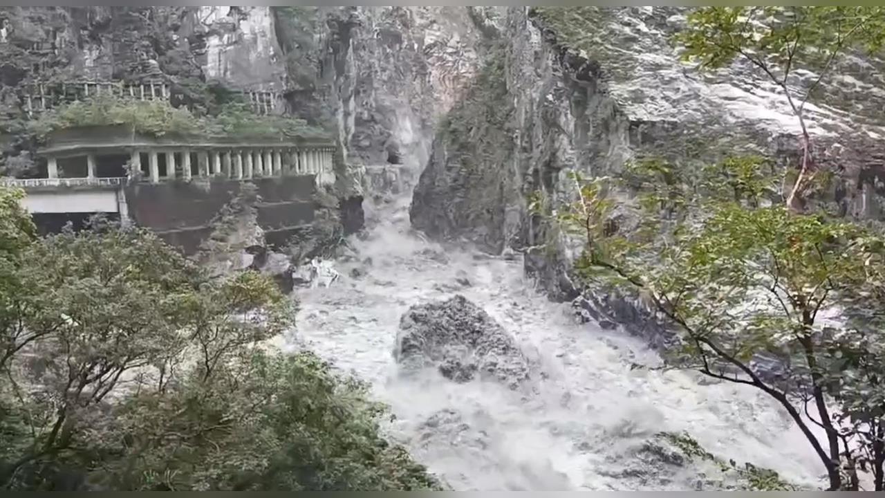 快新聞/最新!花蓮燕子口堰塞湖壩體溢流恐潰決 人員機具全數緊急撤離