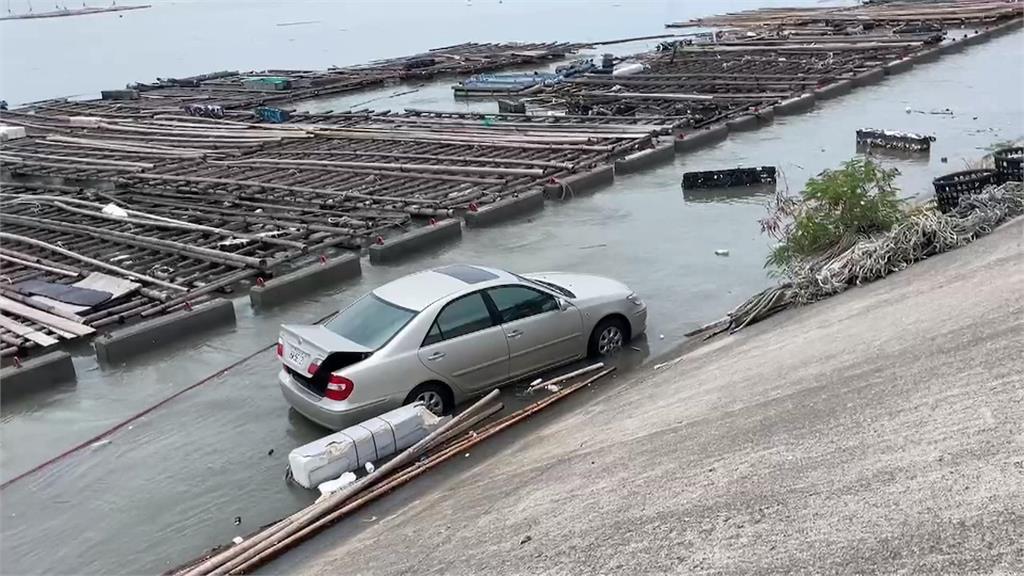 年度大潮！東石漁人碼頭海水倒灌　轎車堤防邊載浮載沉