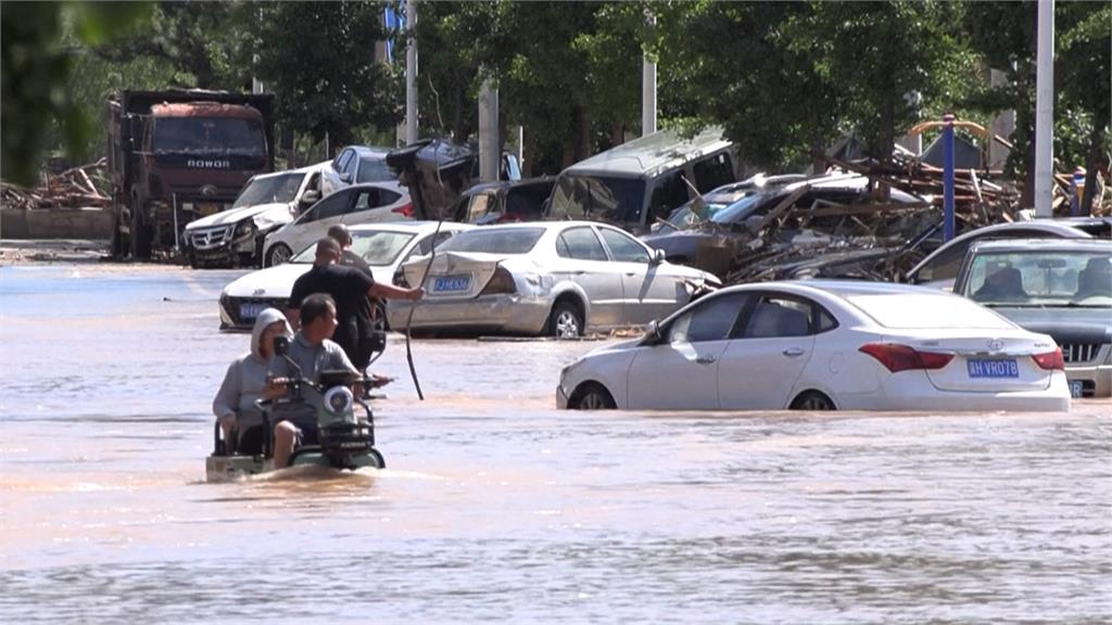 遼寧鞍山暴雨襲多地「水深及腰」　外送員冒雨送餐「動彈不得」