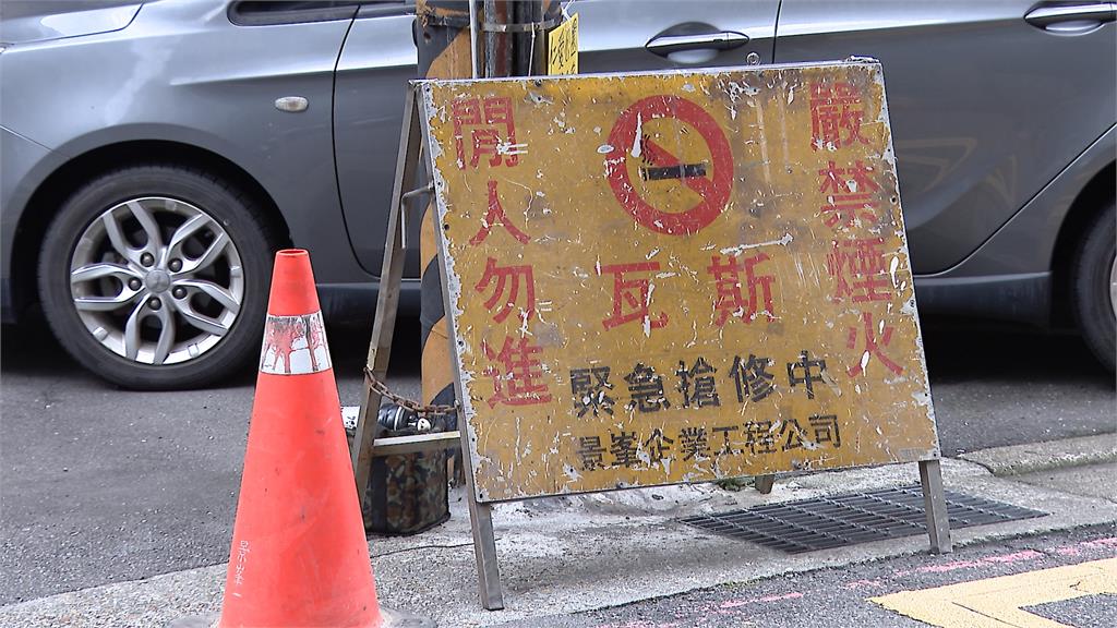 工人挖破管線「地底噴火焰」　附近居民：聞到濃濃瓦斯味