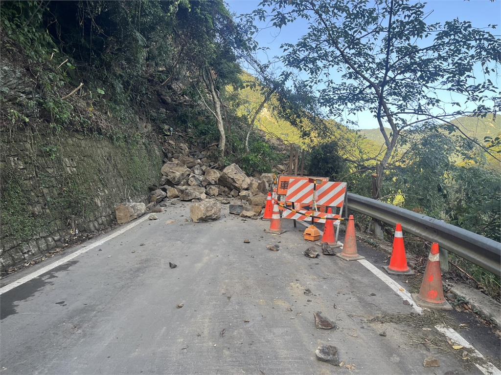 快新聞／復興雪霧道路坍方約300人受困　替代道路搶通「暫時只出不進」