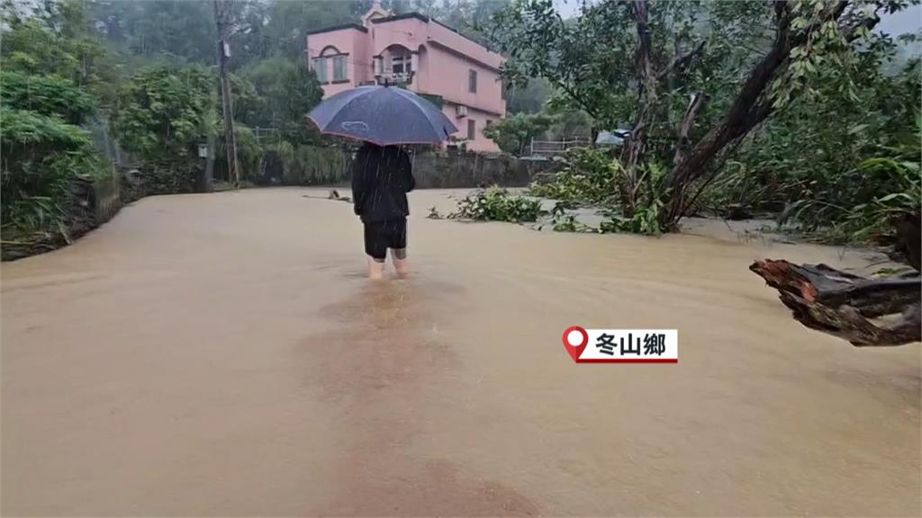 宜蘭午後「大豪雨特報」　民眾淡定吃流水席、台鐵蘇新及新馬一度雙線不通