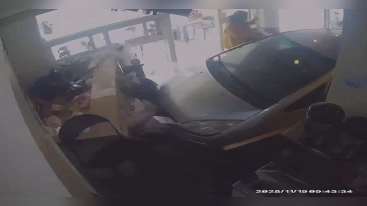 疑誤把油門當煞車釀禍! 轎車失控暴衝撞早餐店「畫面曝光」
