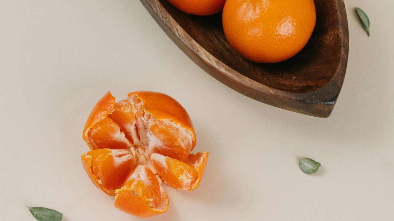 網友曝國外1招「橘子免剝皮」懶人法！掀一票人吐槽：直接剝犯法嗎？