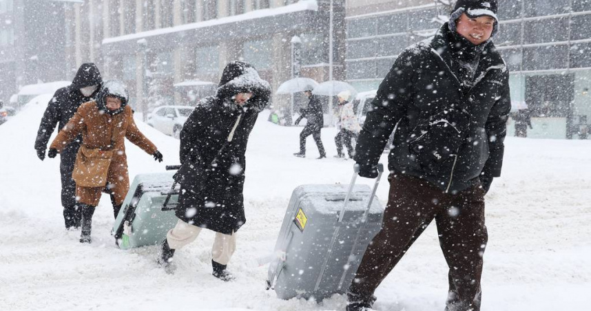 日本連日暴雪釀35死逾390傷！建物倒塌　專家示警雪崩風險