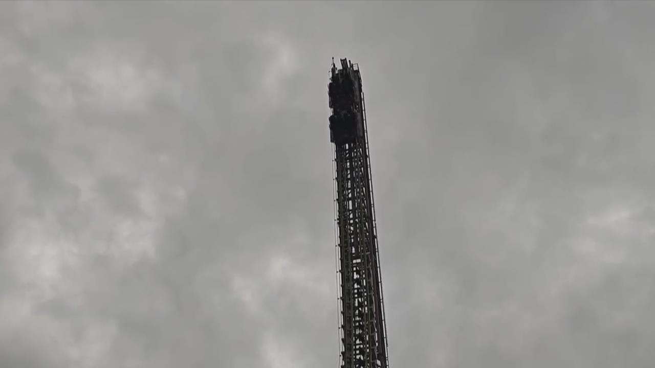 高雄遊樂園"極限挑戰"突停擺 20遊客卡半空中