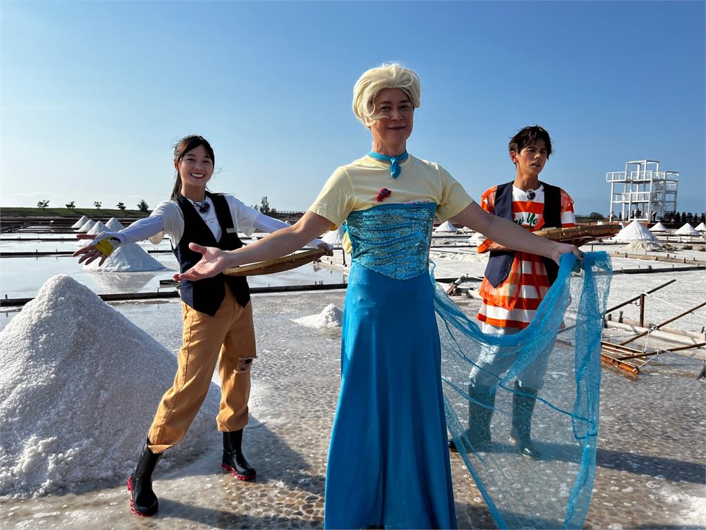 八點檔男主角王燦豁出去！穿女裝扮Elsa「灑雪花」逗鹽工爺奶開心
