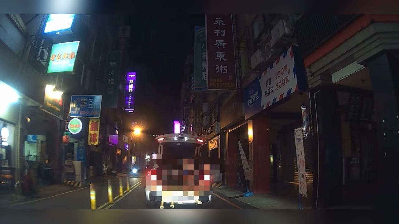 快新聞/離譜!宜蘭車輛臨停載人 2小孩1嬰兒坐車後門畫面曝
