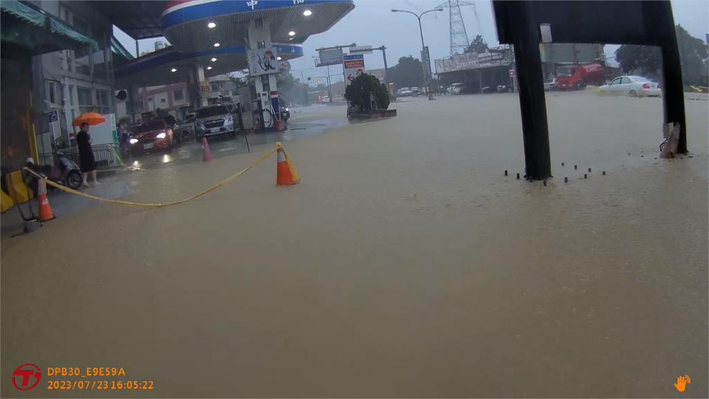 週日暴雨水淹竹山交流道　一家3大2小困車內　驚險救援全直擊