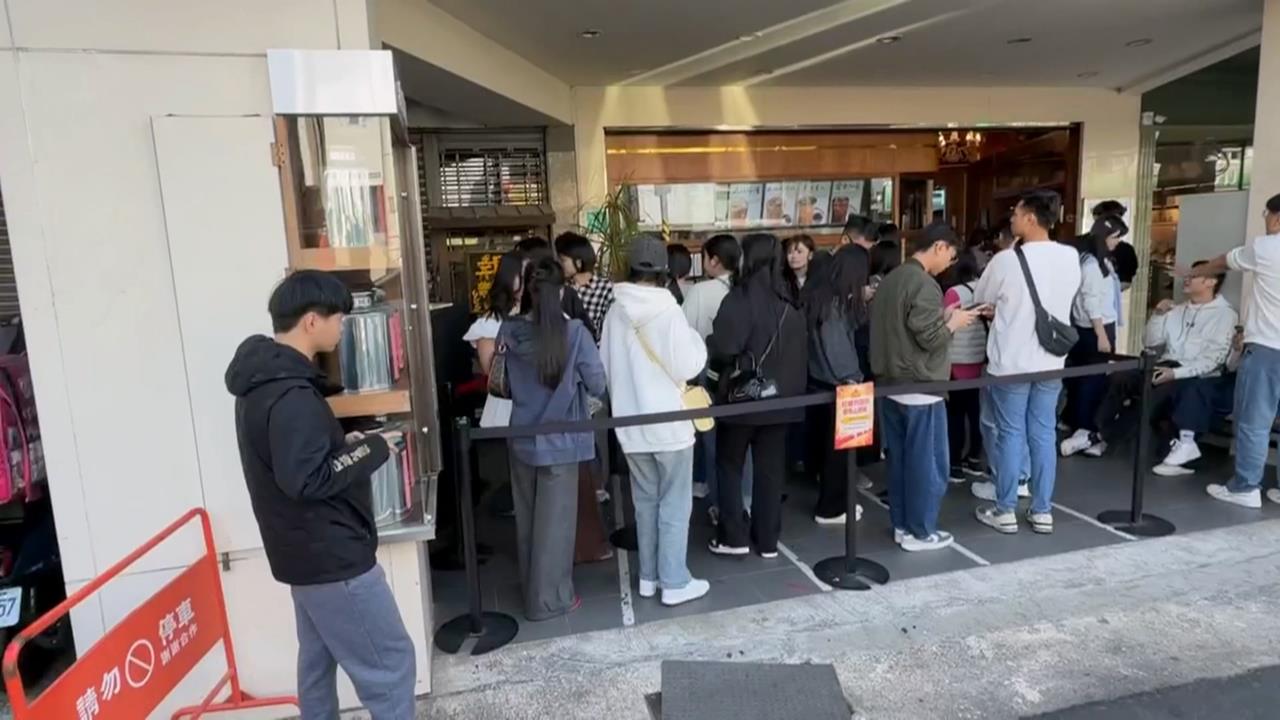 老字號茶行爆紅！顧客塞滿騎樓　隔壁店家擺物阻擋排隊