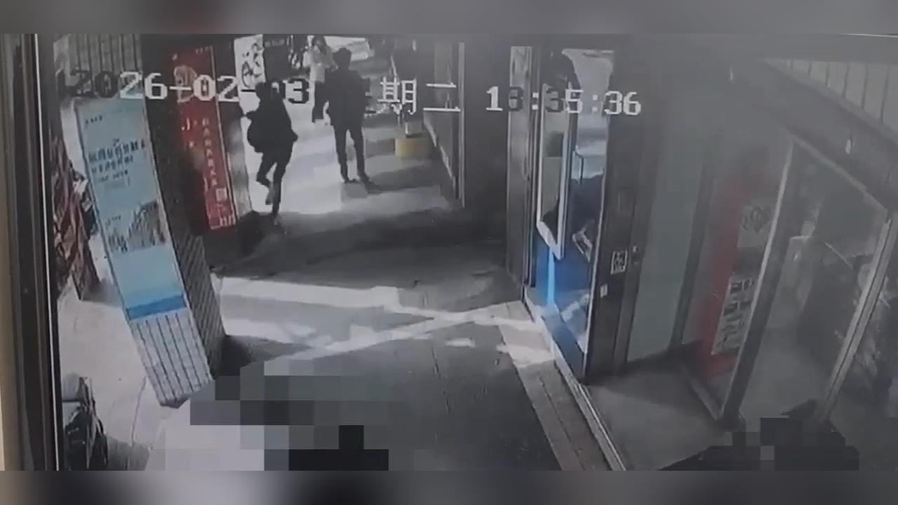 快新聞／黑吃黑？北市驚傳女子遭詐提700萬現金暗巷面交　隨即遭第三人劫走