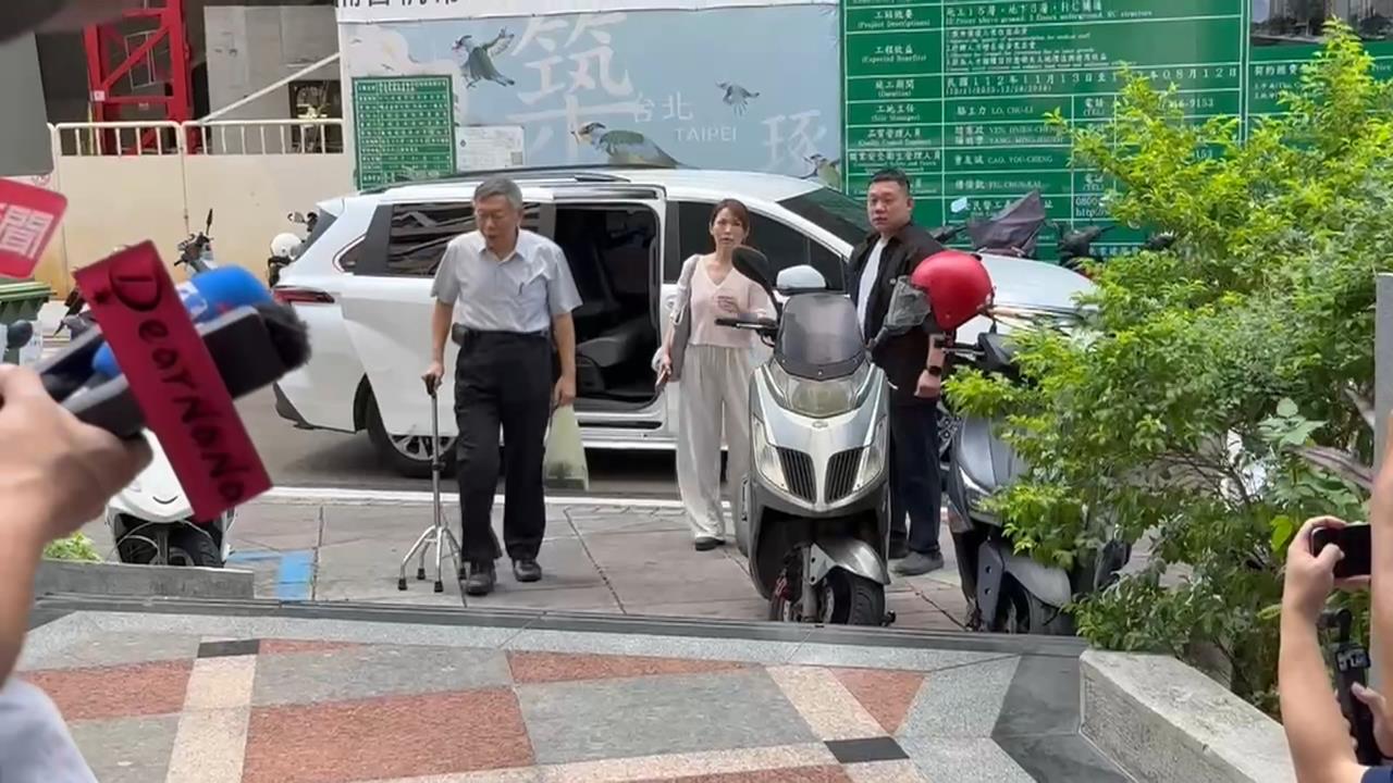 二審前劇本？柯文哲拄拐杖拆電子腳環　大秀手環「貼萊爾校長貼紙」拍形象照
