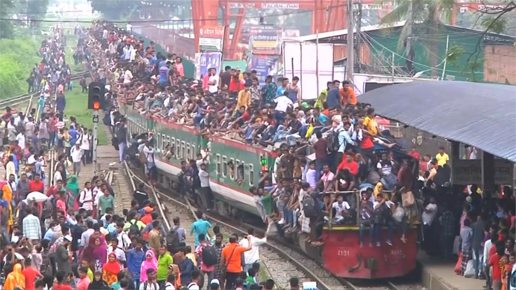 孟加拉開齋節登場 火車站再現人肉疊疊樂